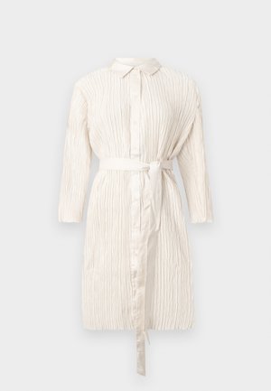 Elfenben, langermet kjole med knapper foran, belte i midjen og teksturert, plissert stoff. Har klassisk krage og myk glans.