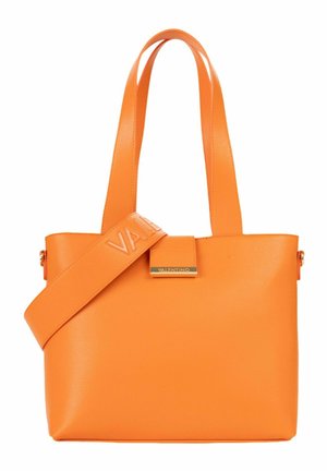 Sac fourre-tout orange avec deux poignées et une large bandoulière embossée du nom "VALENTINO", avec une petite plaque logo métallisée à l'avant.