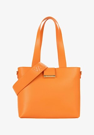 Sac fourre-tout orange avec deux poignées et une large bandoulière embossée du nom "VALENTINO", avec une petite plaque logo métallisée à l'avant.