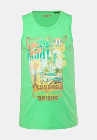 Grön ärmlös linne i bomull med en grafisk design som visar en retro bil, palmer och text i orange och gula nyanser.