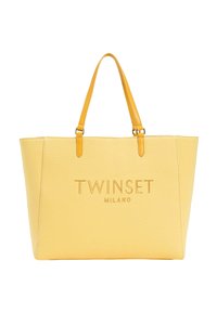Rumena platnena torba z embosiranim logotipom "TWINSET MILANO", z dvema usnjenima ročajema in strukturirano zasnovo. Akcenti v usklajeni barvi.