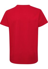Tricou roșu cu mâneci scurte, cu guler rotund, fabricat din bumbac moale, având o textură netedă și un design simplu, de culoare solidă.
