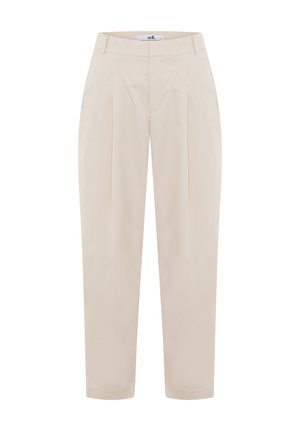 Pantaloni beige su misura con vita alta, frontale plissettato e gambe affusolate. Realizzati in tessuto leggero con una texture liscia.