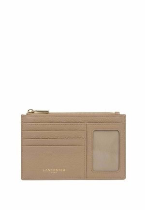 Porte-cartes en cuir beige avec quatre emplacements pour cartes, fenêtre d'identification transparente, compartiment zippé supérieur et logo doré Lancaster Paris.