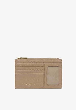 Porte-cartes en cuir beige avec quatre emplacements pour cartes, fenêtre d'identification transparente, compartiment zippé supérieur et logo doré Lancaster Paris.