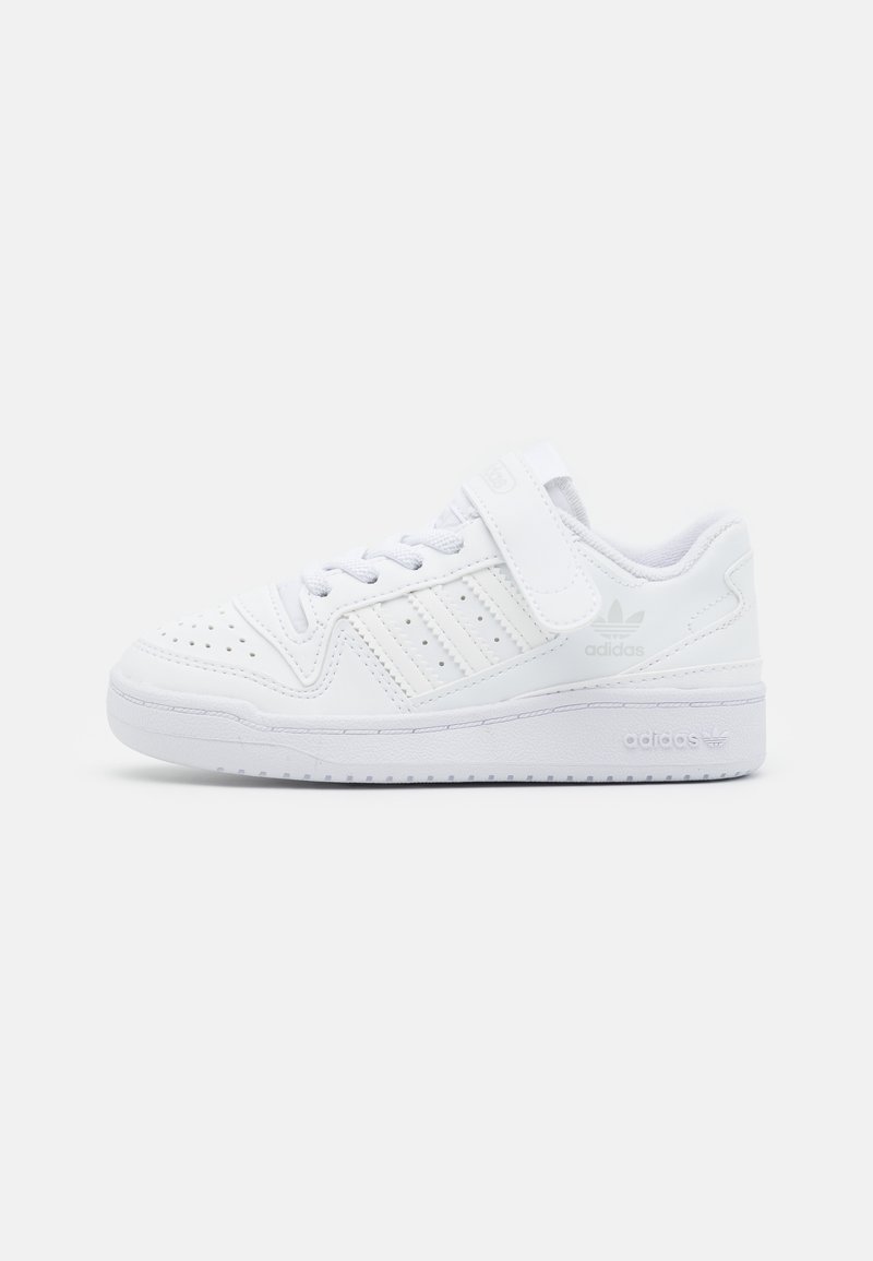 Sneaker atletica bianca con punta perforata, chiusura con lacci, cinturino in Velcro e suola in gomma testurizzata; presenta un dettaglio del logo embossato.