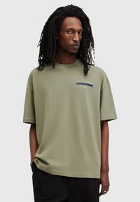 AllSaints REDACT CREW - T-shirts med print - eden green