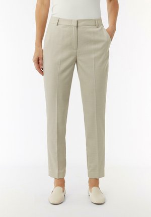 Beige getailleerde broeken met een subtiele textuur, slim fit, zijzakken en een gestikte plooi. Draag met lichtgekleurde instappers.