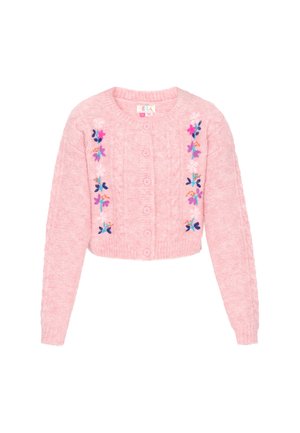 Vaaleanpunainen lyhyt neuletakki, jossa on kaapeliteksti, edessä napitus ja siniviolettivärisiä kukka-umpimistoja sivuilla.