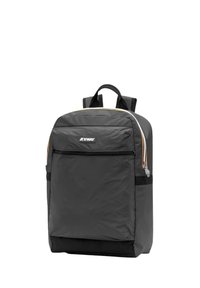 Zaino in nylon nero con accentuazioni gialle sulle cerniere, dotato di tasca frontale con cerniera e doppi spallacci regolabili per un trasporto confortevole.