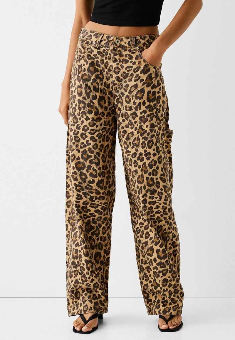 Leopardprint wijdlopende broek in een bruine en tan kleurenschema, van katoen, met zijzakken en een hoge taille.