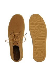 Zapatos de ante marrón con cordones, punta redonda, detalles de cordones planos y suela de goma texturizada con un patrón de panal.