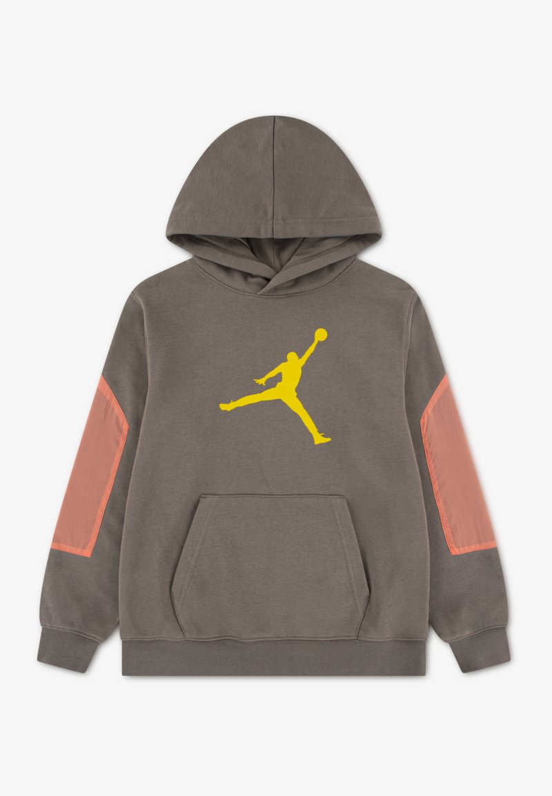 Γκρι φλις φούτερ με κίτρινο λογότυπο Jordan. Διαθέτει ροζ τονισμένες πανέλες στα μανίκια, μια μπροστινή τσέπη καγκουρό και κουκούλα με κορδόνι.