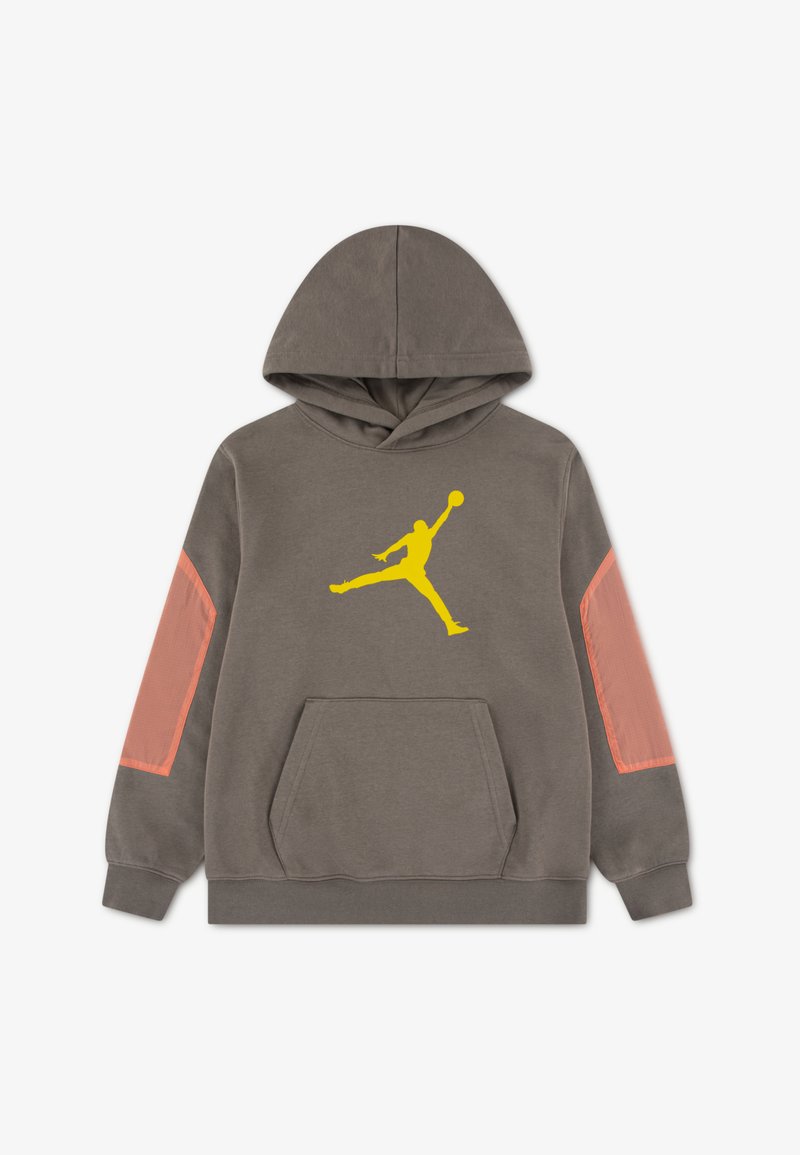 Γκρι φλις φούτερ με κίτρινο λογότυπο Jordan. Διαθέτει ροζ τονισμένες πανέλες στα μανίκια, μια μπροστινή τσέπη καγκουρό και κουκούλα με κορδόνι.