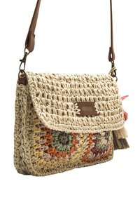 Gevlochten strohandtas met een klepsluiting, voorzien van een oranje, groene en gele cirkelvormige patroon, lederen accenten en een decoratieve kwast.