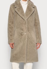 Lysegrå taupe faux pelsjakke med bred krave, enkelt knaplukning og sidelommer; blød tekstur og midilengde design.