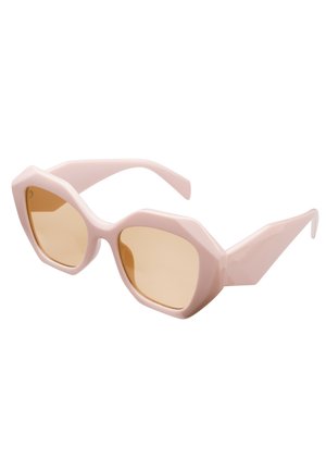 Gafas de sol de plástico rosa con lentes grandes y angulares de tono marrón claro. Presentan gruesos montajes geométricos y patillas elegantes para un diseño audaz.