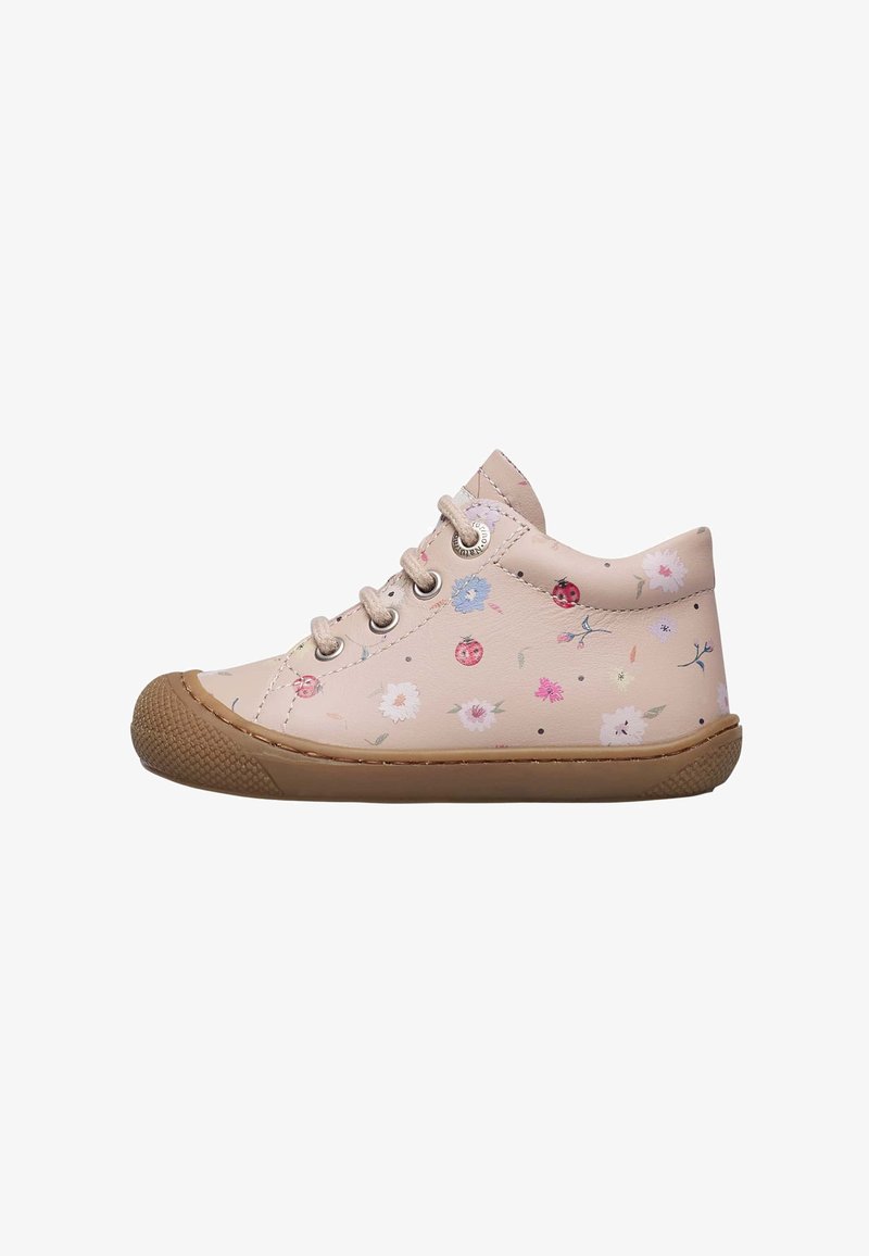 Chaussures en cuir beige clair avec motif floral. Présentent une semelle en caoutchouc texturée couleur tan et cinq œillets pour les lacets. Design bas, avec bout arrondi.