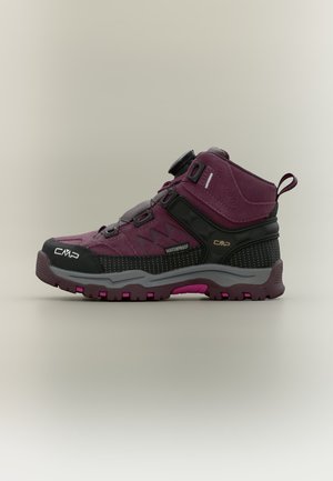 Lila und schwarze wasserdichte Wanderschuhe mit dickem Profil, Knöchelstütze und Zuglasche, seitlich auf neutralem Hintergrund dargestellt.