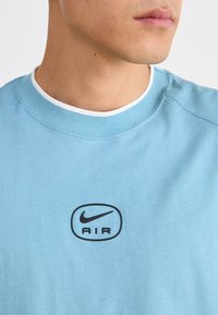 Nike Sportswear AIR - T-shirt estampada - denim turq/black