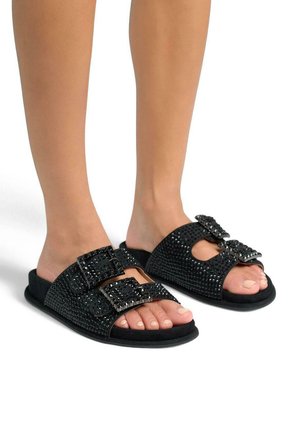 Zwarte schuifsandalen met juweelgespen, een gestructureerde bovenkant, platte zool, open teenontwerp en versieringen over de banden.