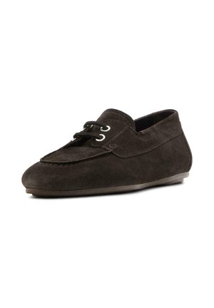 Donkere bruine suède schoen met een laag profiel, ronde neus, veterdetail en contrasterende stiksels. Duurzame zool ontworpen voor comfort.