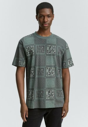 RELAXED FIT MIT MUSTER - Marškinėliai su spaudiniu - grey/green patchwork print
