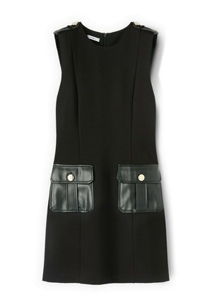 Schwarzes ärmelloses Kleid mit zwei grünen Taschenklappen, silbernen Druckknöpfen und dekorativen Schulterakzenten. Glattes Material und taillierte Passform.