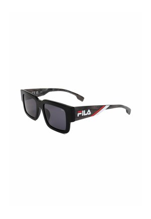 Occhiali da sole rettangolari neri FILA con lenti scure e dettagli del logo rossi e bianchi sulle aste su sfondo bianco.