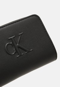 Calvin Klein Jeans SCULPTED ZIP AROUND DEBOSS - Lommebok - black