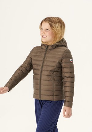 Veste isolante marron avec une capuche, devant à fermeture éclair et motif de quilting vertical. Présente un logo sur la manche gauche. Portée avec un pantalon rayé bleu.