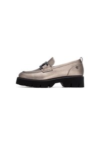 Mocasines de bronce metálico con un acabado texturizado, que presentan una suela gruesa negra y un acento decorativo de hebilla en la parte superior.