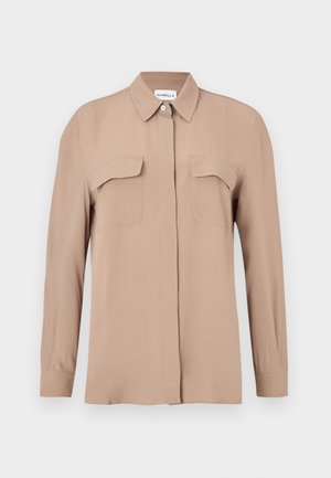 Beige langermet skjorte med knappestolpe i et lett stoff. Har to brystlommer og en klassisk krage, med rett snitt og minimalistisk design.