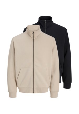 To enkle jakker med lynlås, én beige foran og én sort bagved, begge med høje kraver og forlommer.