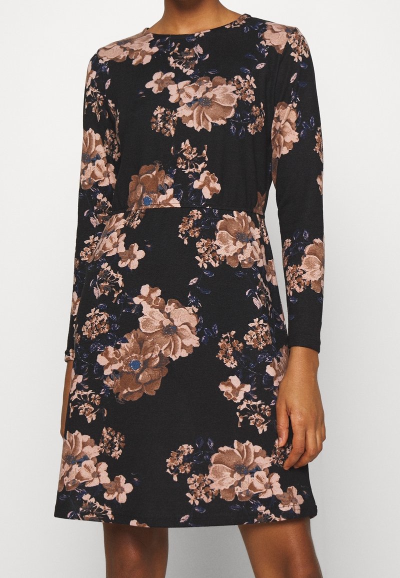 Czarna sukienka z długimi rękawami, zdobiona wzorem kwiatowym w odcieniach beżu i ciemnego niebieskiego. Miękka tkanina, lekko rozszerzany krój, okrągły dekolt.