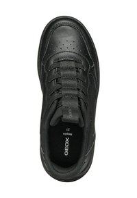 Sneaker Geox Respira nera con punta perforata, colletto imbottito, lacci in tessuto e etichetta di taglia 31 visibile all'interno.