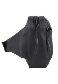 Sac à taille noir en matériau lisse, présentant une forme arrondie, des fermetures éclair doubles et une sangle réglable. Design minimaliste sans motifs.