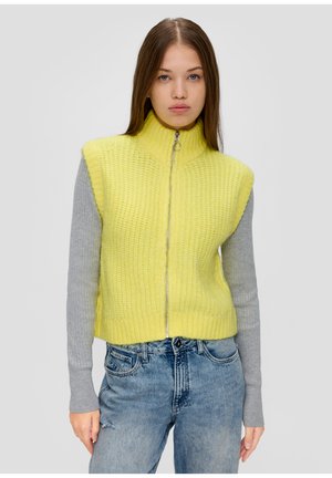 Strick-Crop-Top in leuchtendem Gelb mit hohem Kragen und silbernem Reißverschluss. Graue lange Ärmel sind sichtbar. Texturiertes, geripptes Material.