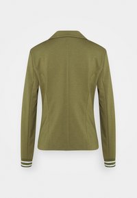 Giacca su misura verde oliva con colletto a punta, maniche lunghe e dettagli a righe ai polsini. Tessuto liscio, design aderente con cuciture posteriori.