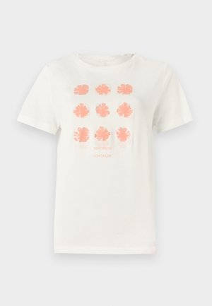 Bijela pamučna majica s devet cvjetnih uzoraka u koraljno crvenoj boji, s natpisom "TOM TAILOR" otisnutim ispod u usklađenoj boji. Kratki rukavi, okrugli izrez.