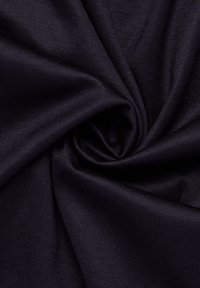 Tessuto blu navy, con texture e superficie liscia. Il materiale è leggero e presenta un leggero lucido, con cuciture dettagliate visibili.