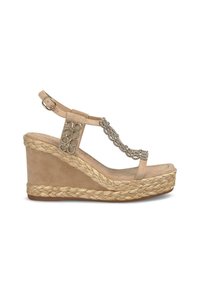 Sandali con zeppa in suede color cuoio, piattaforma in juta intrecciata e dettagli decorativi in cristallo sulla cinghia a T. Fibbia regolabile sulla caviglia.