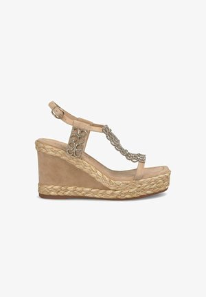 Wedge-sandalen met een bovenwerk van tan suede, een gevlochten jute platform en decoratieve kristallen accenten op de T-band. Verstelbare enkelgesp.