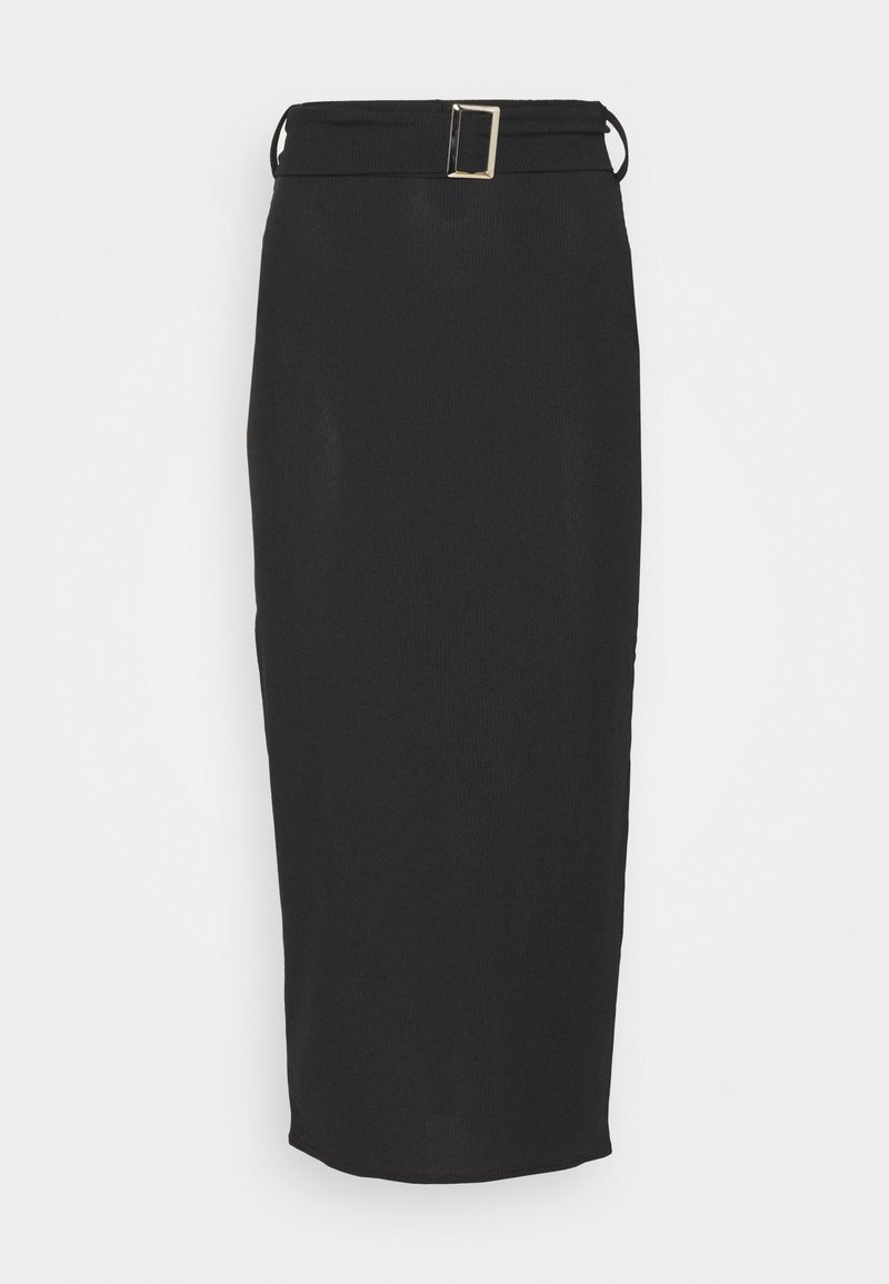 Jupe crayon noire en tissu lisse, avec une ceinture à la taille dotée d'une boucle rectangulaire en or et une silhouette ajustée.