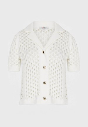 Cardigan blanco de manga corta con un patrón de punto de diamante, que presenta un cuello de solapa y cinco botones en tono dorado en la parte frontal.