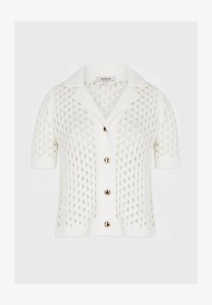 Cardigan blanco de manga corta con un patrón de punto de diamante, que presenta un cuello de solapa y cinco botones en tono dorado en la parte frontal.