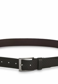 Cintura intrecciata in pelle marrone scuro con retro liscio, dotata di una fibbia in metallo argentato e numerosi fori per la regolazione.