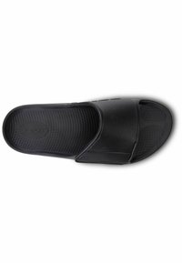 Infradito neri con suola in gomma texturizzata, ampia cinghia e plantare sagomato. Materiale superiore liscio con dettaglio del logo discreto.