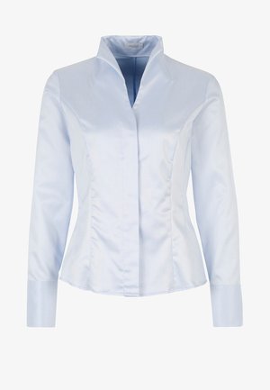 Chemise bleu clair à manches longues en tissu lisse, dotée d'un col structuré, d'une coupe ajustée et de fines rayures verticales.