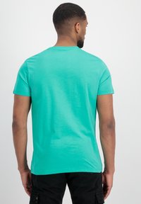 Alpha Industries SMALL LOGO - Basic póló - atomic green